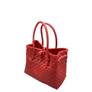 Sac fourre-tout en plastique tressé écologique rouge pour femme, idéal pour la plage, le shopping, le rangement et les voyages – Fournisseur personnalisé - Product Image 2