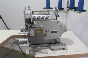 Machine à coudre surjeteuse industrielle DS-8100T-04DM2-24-7/P/AC avec dispositif pneumatique à rouleau long - Product Image 3