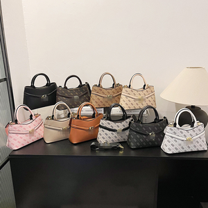 Bolsos de Hombro de Diseñador para Mujer Guesses, Bolso Bandolera de Cuero PU con Monograma Elegante y Correa Ancha - Product Image 1