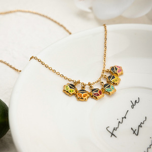 Collana all'ingrosso in acciaio inossidabile placcato oro 18 carati con smalto colorato a forma di coccinella, collana di lusso leggero in acciaio al titanio - Product Image 2