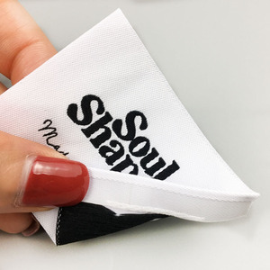 Etiquetas de cuidado de ropa personalizadas con logo, de bajo MOQ, con pliegue final y central, premium, para camisas, etiquetas tejidas de corte en caliente. - Product Image 1