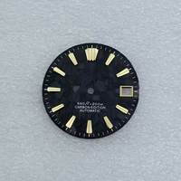 Cadran de montre NH35 sur mesure de 28,5 mm avec texture carbone forgé unique, offrant des services de logo personnalisé haut de gamme pour les modifications.