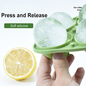 Bac à glaçons en silicone souple à 4 cavités, réutilisable, sans BPA et compatible congélateur, pour la fabrication de glaces, avec couvercle durable et outils – Vente en gros - Product Image 2