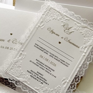 การ์ดเชิญงานแต่งงานแบบพิมพ์ลายวานิลลา กระดาษอาร์ตทำมือ พิมพ์นูนโลโก้ตามสั่ง ตกแต่งด้วยลูกไม้หรูหรา - Product Image 1