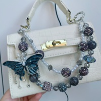 Exquisita cadena para teléfono móvil con diseño de mariposa, con perlas y cristales, colgante para mujer, llavero para coche, se puede personalizar.