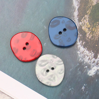 Kancing Resin Berbagai Warna Tidak Beraturan 2 Lubang 18MM 22MM 27MM 31MM untuk Sweater, Jaket, dan Kemeja
