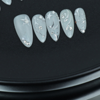 Uñas artificiales hechas a mano, en forma de almendra, estilo blanco, estilo columna de acero pequeño, fábrica reutilizable de alta calidad al por mayor.