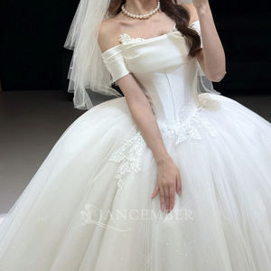 Vestido de Novia Moderno OY041 con Cuello Barco, Tela de Satén y Tul, Cola Capilla, Apliques Florales de Cristal y Encaje - Product Image 5