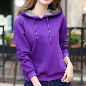 Sweat à capuche pour femme Urban Edge, avec une construction légère et un style élégant, idéal pour les looks superposés et les aventures en plein air - Product Image 2