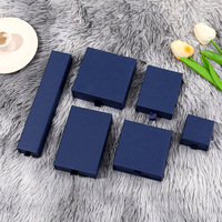 Boîte à bijoux carrée coulissante en carton rigide recyclable avec logo, vente en gros, personnalisable, pelliculage brillant, doublure en éponge, ruban