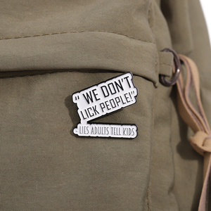 We Likken Mensen Niet Leugens Volwassenen Vertellen Kinderen Emaille Spelden Grappige Rugzak Revers Badge Sieraden Broche Geschenken Sarcastische Citaten Broche Broche - Product Image 5