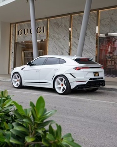 Kit carrosserie en fibre de carbone NT-Style pour Lamborghini URUS, état neuf, comprenant un diffuseur avant, un spoiler et un kit widebody pour l'amélioration esthétique. - Product Image 5
