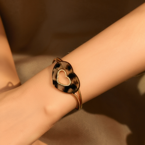 Brazalete de Moda en Acero Inoxidable 316L con Baño de Oro PVD, Diseño de Corazón, Joyería Sostenible y Resistente - Product Image 3