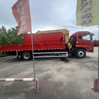 Camion de fret 4x2 de 6,3 tonnes, plateau plat de taille moyenne, grue XCM6 montée, composants hydrauliques Huade, moteur Weichai, boîte de vitesses 15m