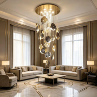 Grand lustre pour escalier en colimaçon, moderne et luxueux, en cuivre forgé à la main avec texture martelée, lampe suspendue LED, cristaux transparents en forme de glaçon, doré