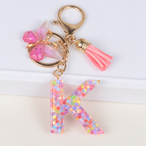 Venta al por mayor nueva moda colorida lentejuelas mariposa borla regalos para niñas mujeres Rosa acrílico 26 letras iniciales en inglés llaveros - Product Image 3