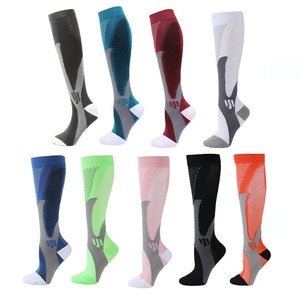 Calcetines de compresión deportivos, <span class=keywords><strong>medias</strong></span> de enfermería hasta debajo de la rodilla con logo en la parte inferior, previenen las venas varicosas - Product Image 2