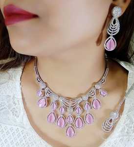 Ensemble de collier anti-ternissement pour femmes indiennes avec boucle d'oreille assortie et bijoux Maang Tika AD pour cadeau de fiançailles de fête de mariage - Product Image 3