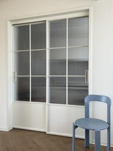 Porte coulissante à 4 panneaux en alliage d'aluminium avec grille cintrée, cadre fin et verre cannelé pour cloison intérieure d'hôtel boutique moderne - Product Image 6