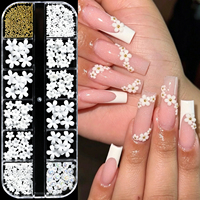 Boîte de 12 compartiments de décorations pour ongles en résine, motifs fleurs blanches, mélange de perles et micro-perles dorées, kit de strass floraux 3D, décorations de luxe pour nail art