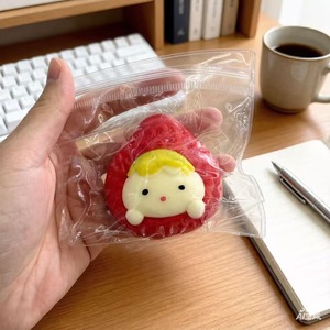 Jouet Squishy Unique et Amusant en Forme de Fraise, en TPR Souple à Rebond Rapide, Anti-Stress, <span class=keywords><strong>pour</strong></span> le Bureau, la Maison, les <span class=keywords><strong>Adolescents</strong></span> et les Adultes - Product Image 1