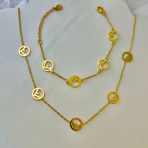 Set di <span class=keywords><strong>Bracciale</strong></span> <span class=keywords><strong>e</strong></span> <span class=keywords><strong>Collana</strong></span> in Acciaio Inossidabile Placcato Oro 18K per Donne <span class=keywords><strong>e</strong></span> Ragazze, Set di Gioielli di Lusso con Motivo F Traforato per Uso Quotidiano - Product Image 1