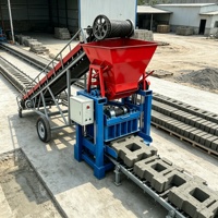 Machine à fabriquer des blocs de béton pour la production de briques creuses pour murs de bâtiments dans une petite briqueterie