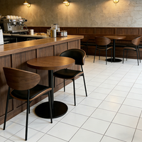Tables et chaises de bar de style vintage personnalisables pour rehausser l'ambiance d'un restaurant. Ils sont durables et faciles à nettoyer