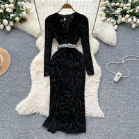 Robe élégante pour femme en velours à col en V et manches longues, avec décoration de strass à la taille et ourlet à volants, robe midi décontractée pour les soirées, vêtements pour femmes