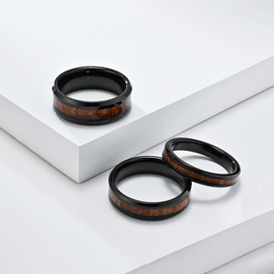Anillos populares de acero de tungsteno Yunnique con incrustaciones de madera y cuero, anillo unisex de tungsteno dorado de alta gama para el dedo índice - Product Image 3