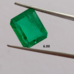 Pierre précieuse verte élégante de laboratoire, de forme multiple, taillée sur mesure, de haute clarté et qualité supérieure, pour la fabrication de bijoux faits à la main. - Product Image 1