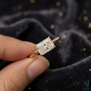 Anillo de Compromiso Clásico con Moissanita Corte Radiante, Chapado en Platino, Solitario con Puntas, Certificado por Terceros, para Mujer - Product Image 1