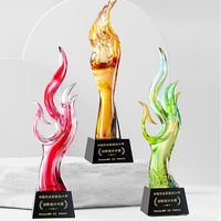 Trophée en cristal givré en gros, base en cristal noir, artisanat coloré sculpté à la main pour cérémonie d'entreprise