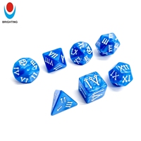 Ensemble de 7 dés D&D en acrylique vert nacré avec chiffres romains, icônes uniques, multicolores pour les composants de jeux de rôle Dungeons & Dragons