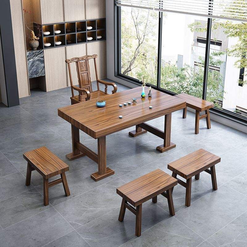 Table individuelle - 1 chaise de direction de luxe avec chapeau et 4 tabourets bas.