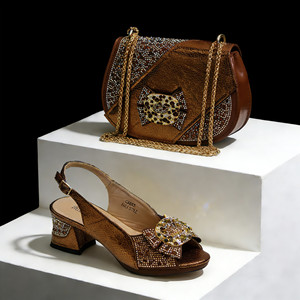 Conjunto de Zapatos Africanos de Punta Abierta y Bolso de Alta Calidad para Fiesta en Nigeria, Sandalias de Tacón Alto con Botones para Verano y Otoño, y Clutch a Juego con Pedrería - Product Image 2