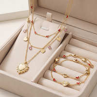 Bracelet à breloques cœur double couche en or EDGE Custom Fashion avec détails cœur en émail rouge, pendentif cœur en cristal, bijoux pour femmes
