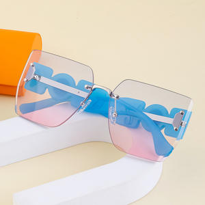 Lunettes de soleil carrées européennes ZS-98050 pour femmes, verres PC UV400, monture en plastique noir et métal, protection solaire classe 2 - Product Image 5