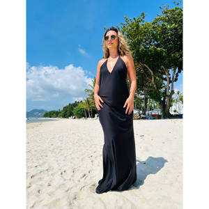 Abito in raso nero con scollo a V basso slip maxi copricapo senza schienale - Product Image 4