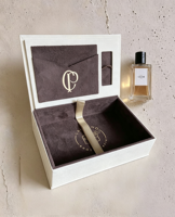 Boîte cadeau rigide blanche personnalisée pour mariage, avec impression aquarelle église sur couvercle, plusieurs compartiments, insert en velours et fermoir métallique doré, type boîte à rabat