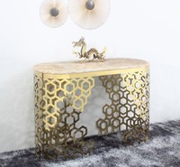 Table console de salon de luxe, style minimaliste moderne, en pierre frittée, longue et étroite, avec des plaques de marbre et des éléments en acier inoxydable doré, pour villa et hôtel