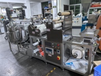 Machine de revêtement thermofusible de précision pour laboratoire avec tête de gouttière intégrée, réservoir de colle fondante et lamination pour film holographique