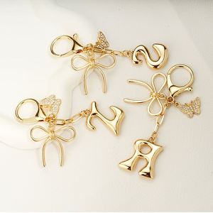 Pendentif porte-clés papillon lettre en métal, style simple et élégant, populaire en Europe, pour sacs et accessoires de mode - Product Image 1
