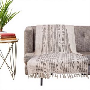 Plaid en coton bohème imprimé, tissé à la main, avec pompons, doux et respirant, pour la décoration intérieure toute saison - Product Image 1