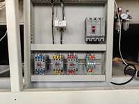 Presse à membrane sous vide CNC automatique haute efficacité avec moteur et pompe pour la fabrication de portes en MDF
