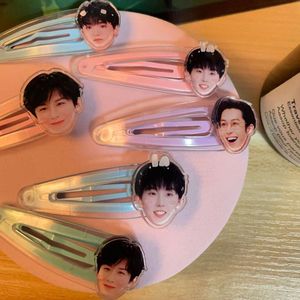 Pasadores de Pelo Acrílicos Personalizados con Lindos Diseños Impresos en UV Coloridos y Logotipo Personalizado para Fiestas de Cumpleaños de Fans del Kpop - Product Image 1