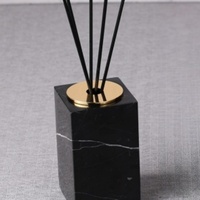 Diffuseur de parfum en marbre artisanal avec logo personnalisé STONEKOCC, parfum longue durée, design écologique et utilisation au bureau