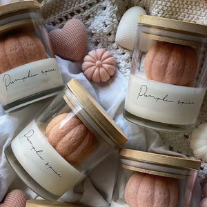 Vela aromática en forma de calabaza en frasco de vidrio con tapa de madera, vela de ambiente romántico para regalo de cumpleaños, San Valentín o días festivos. - Product Image 4