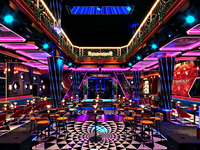 Conception d'intérieur clé en main pour boîte de nuit cyberpunk avec mobilier de bar personnalisé, comptoirs LED, cabines VIP et aménagement commercial
