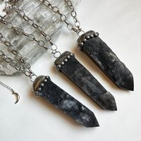 Collier pendentif en cristal de sphalerite naturelle NM62214, accessoire de méditation esotérique, cadeau sur le thème de la sorcière pour Halloween